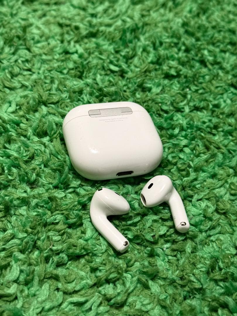 Apple AirPods（第4世代）本体 ケース付き