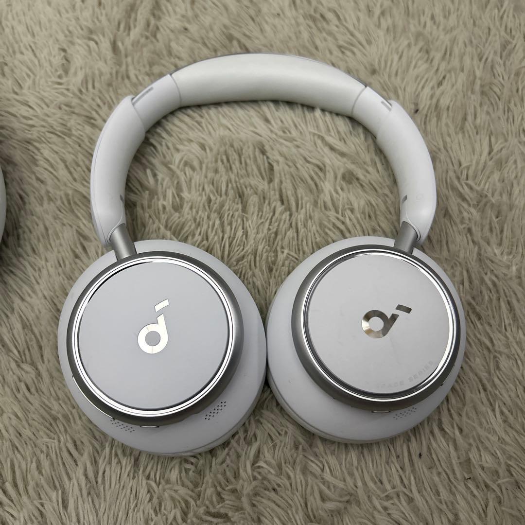 ホワイト ヘッドホン