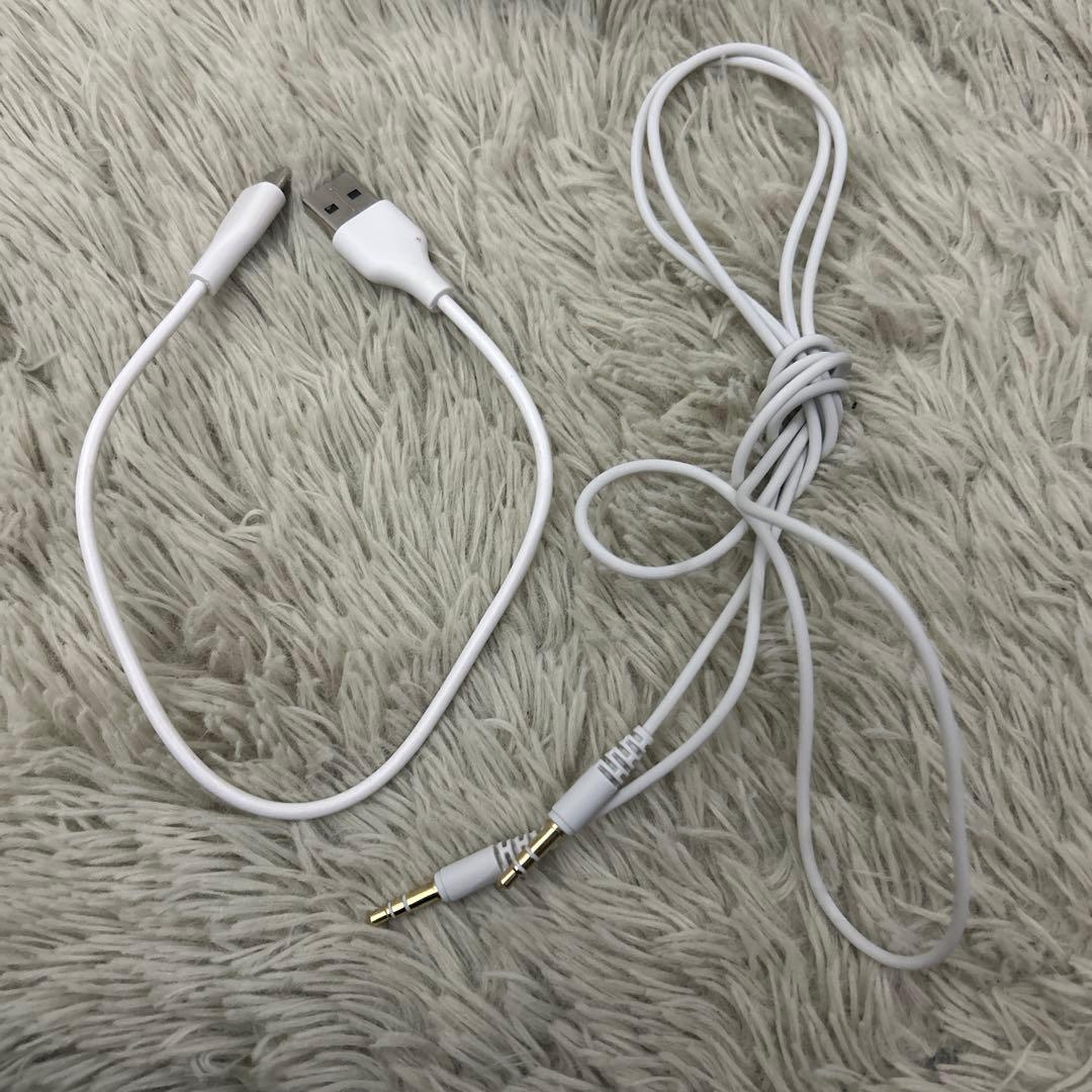 ホワイト ヘッドホン