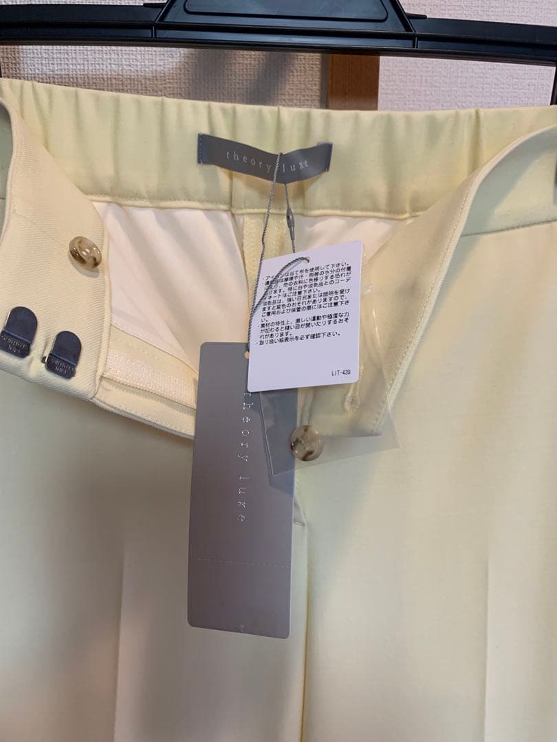 theory luxeイエロースリムテーパードパンツ38 新品タグ付き