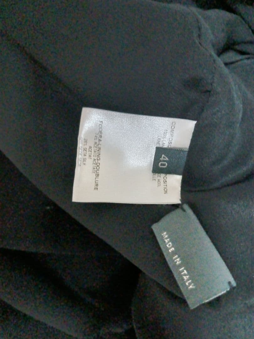 アレキサンダー・マックイーンのパワーショルダージャケット。