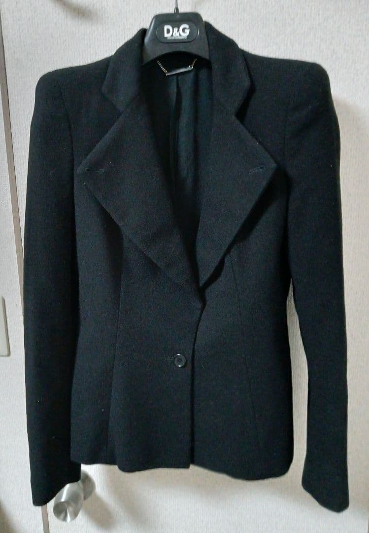 アレキサンダー・マックイーンのパワーショルダージャケット。