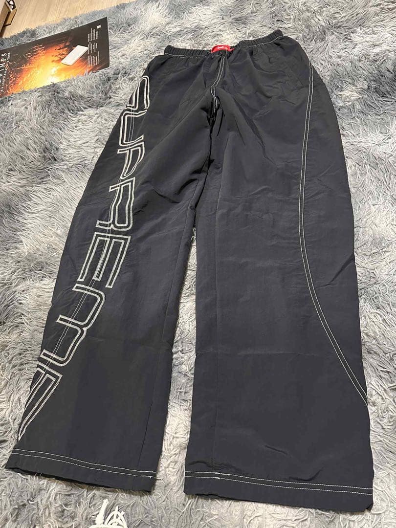 パンツ Supreme Spellout Embroidered Track Pant