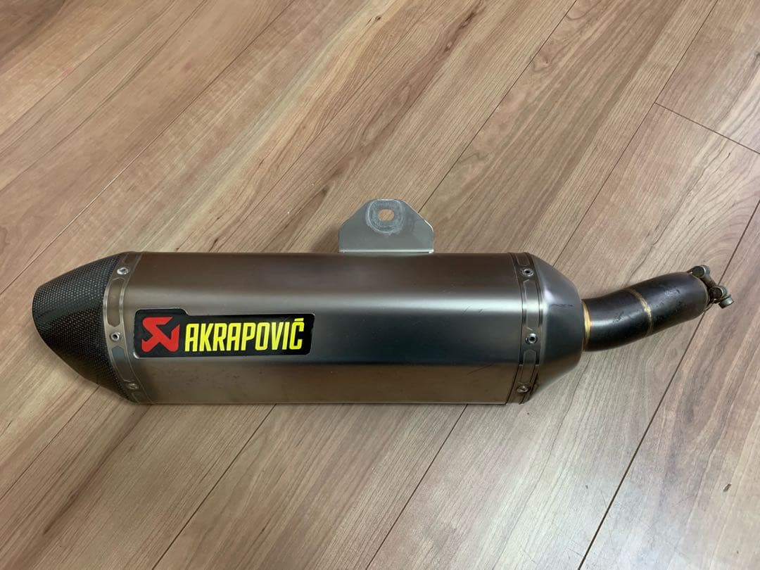 アクラポビッチ スリッポンマフラー