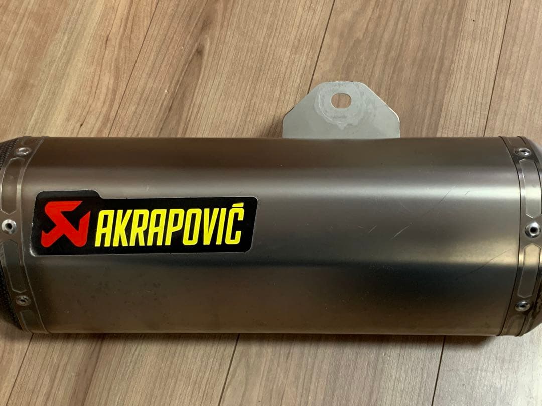 アクラポビッチ スリッポンマフラー