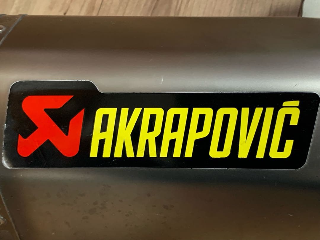 アクラポビッチ スリッポンマフラー