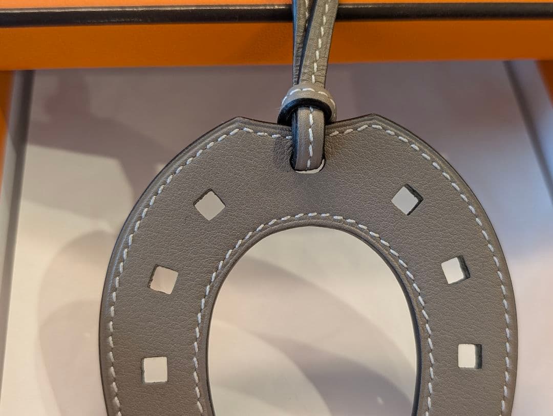 期間限定お値引き新品未使用✨️HERMES パドック チャーム グリアスファルト