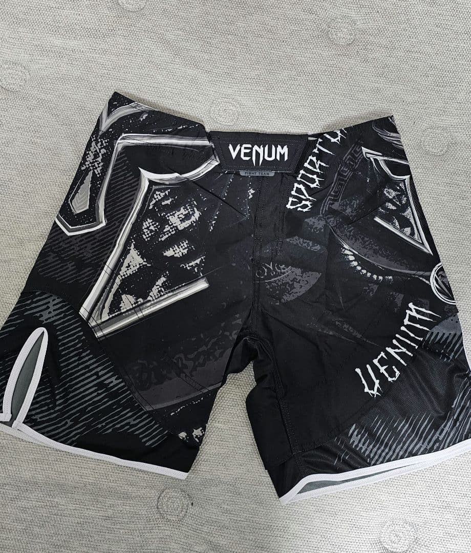 Venumベノム　ファイトショーツ　 GLADIATOR 3.0 黒白