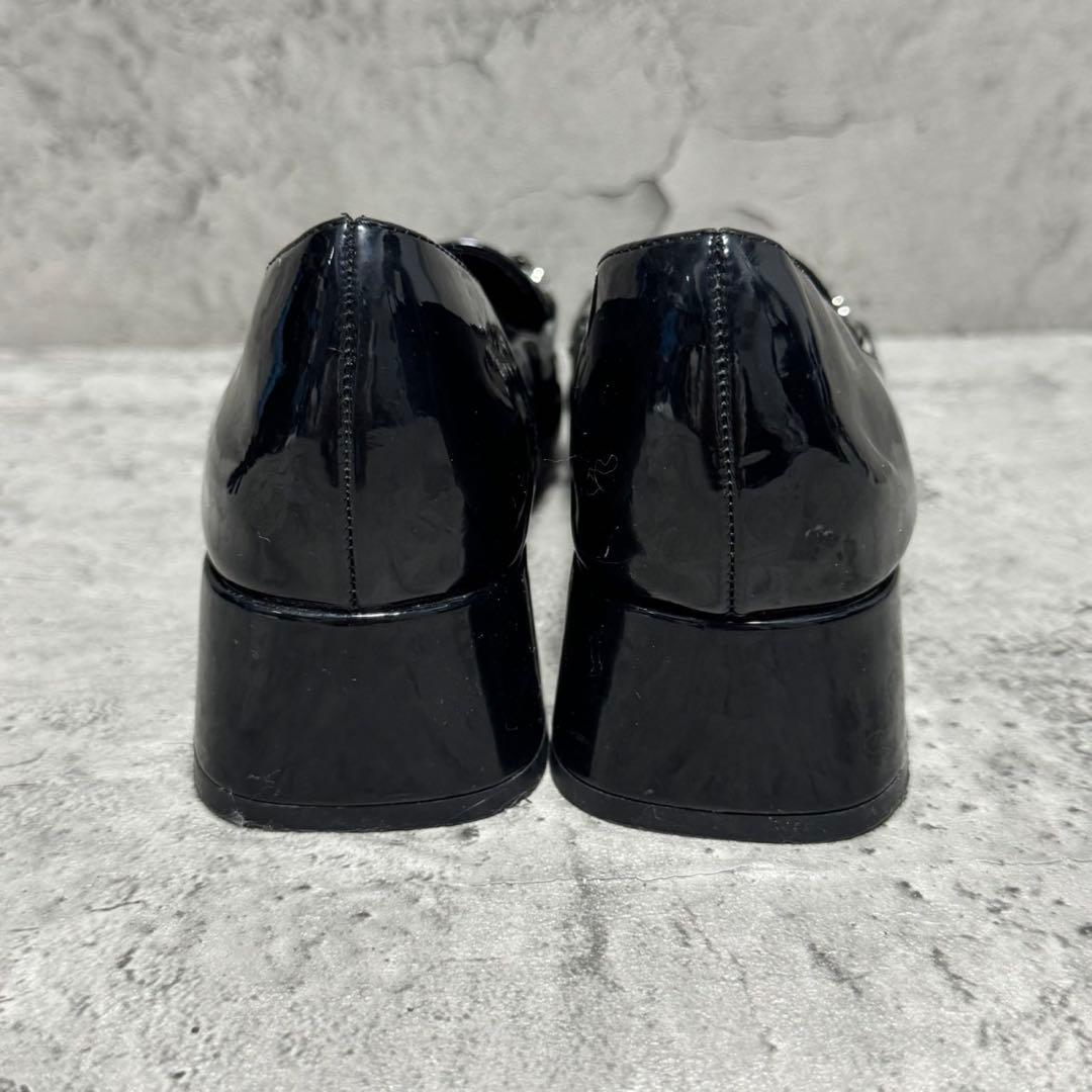 美品✨️ミュウミュウ ローファー パンプス チェーン エナメル ロゴプレート 黒