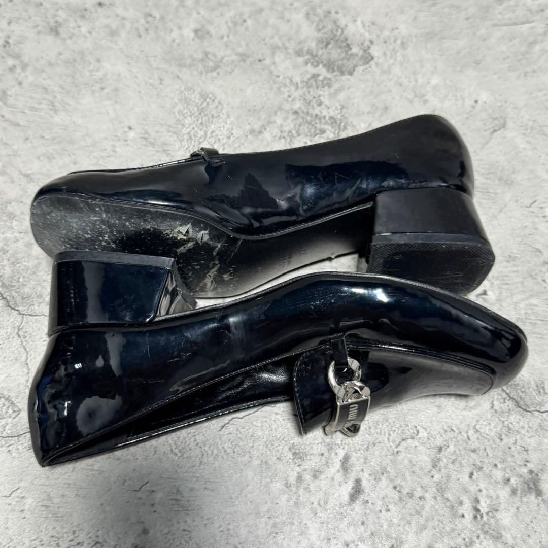 美品✨️ミュウミュウ ローファー パンプス チェーン エナメル ロゴプレート 黒