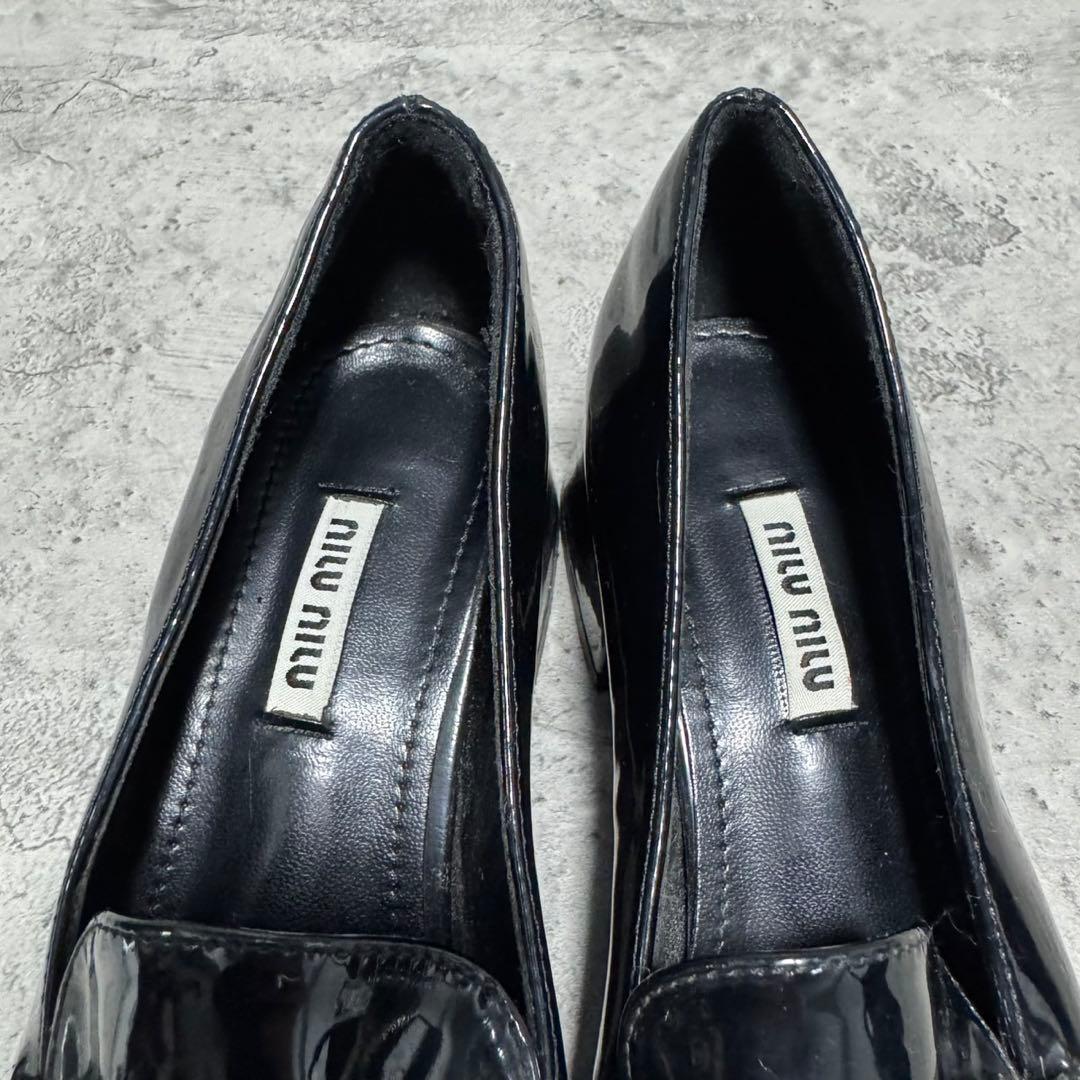 美品✨️ミュウミュウ ローファー パンプス チェーン エナメル ロゴプレート 黒