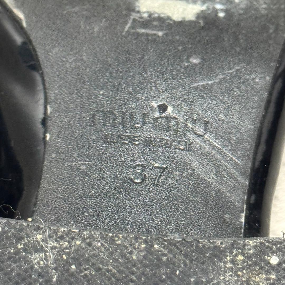 美品✨️ミュウミュウ ローファー パンプス チェーン エナメル ロゴプレート 黒