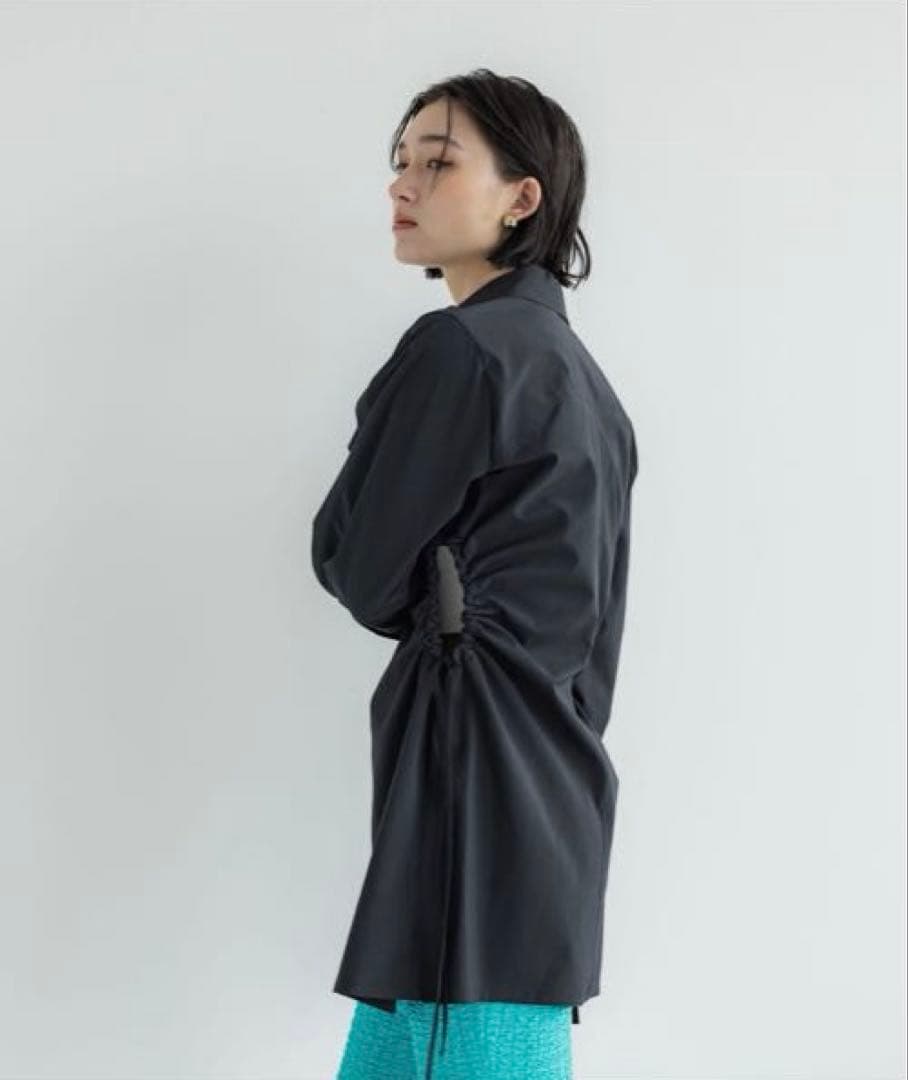 美品　ユナイテッドトウキョウ　サイドギャザージップシャツ