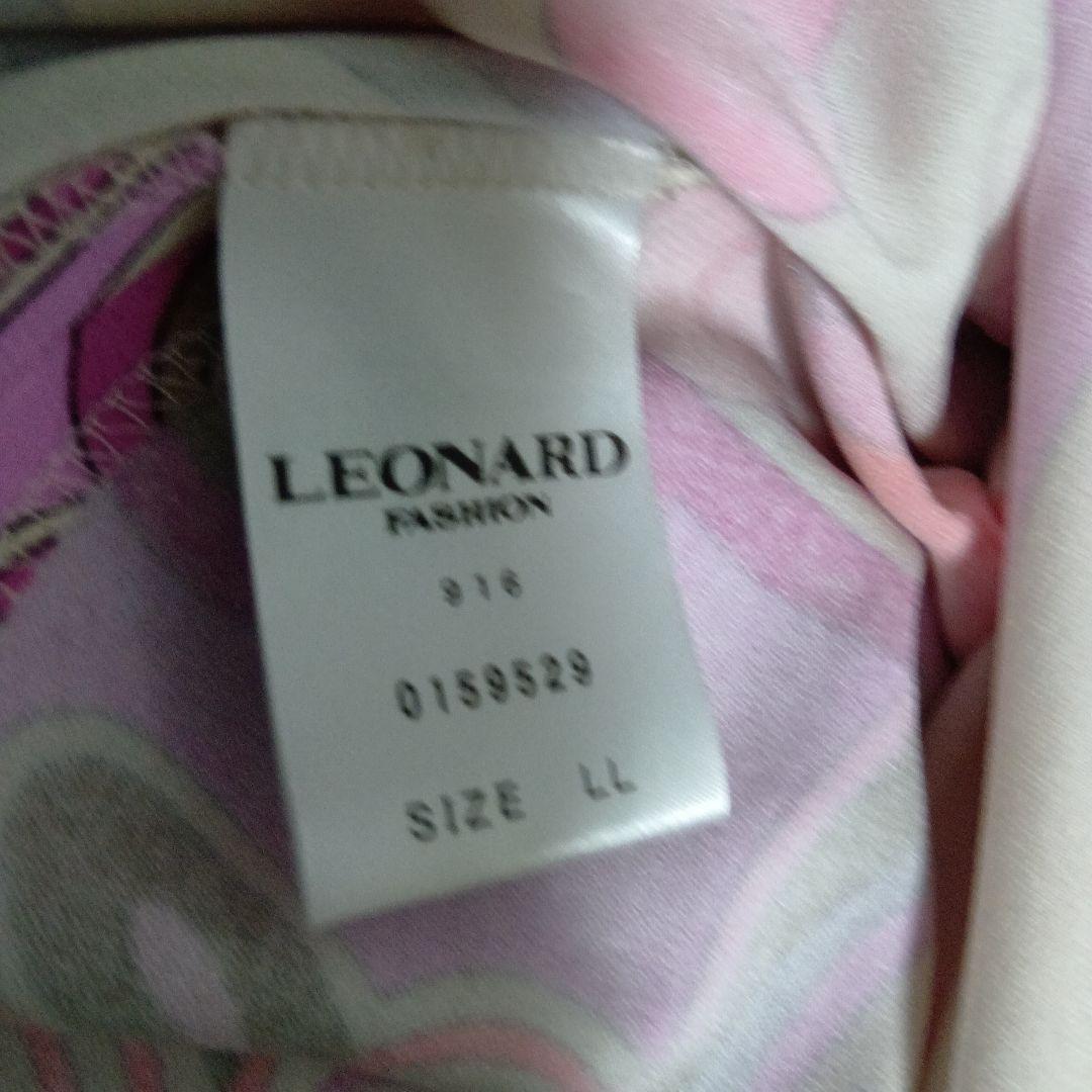 レオナール　きれいめ美品✨️花柄 Vネック 五分袖チュニック　カンカン素材