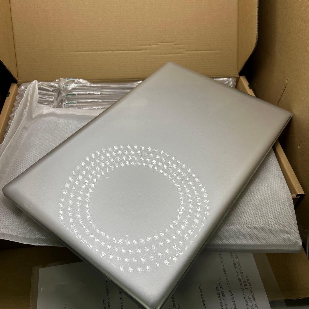 ノートパソコン　15.6インチ 16GB SSD 1TB シルバー