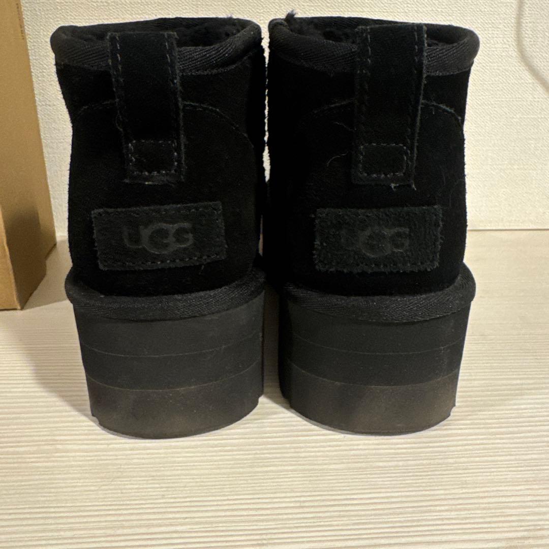 UGG ブラック クラシックウルトラミニプラットフォームムートンブーツ