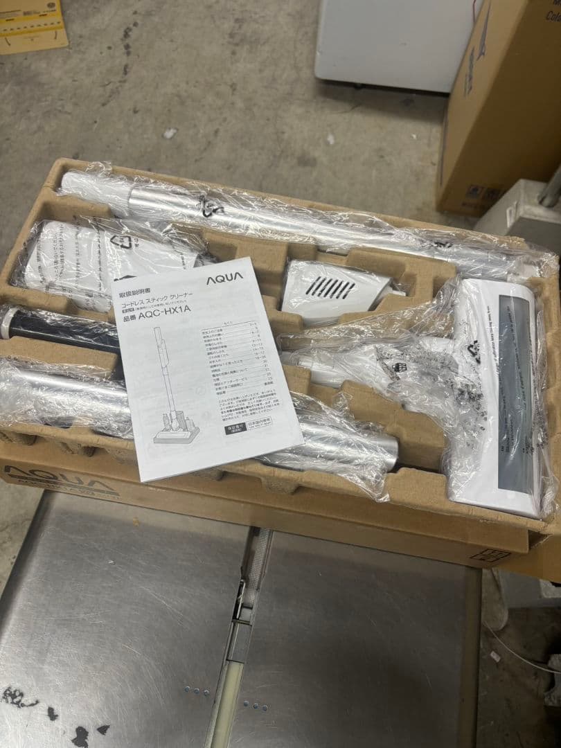 リファビッシュ品☆極美品AQUAコードレススティック掃除機白色 AQC-HX1A
