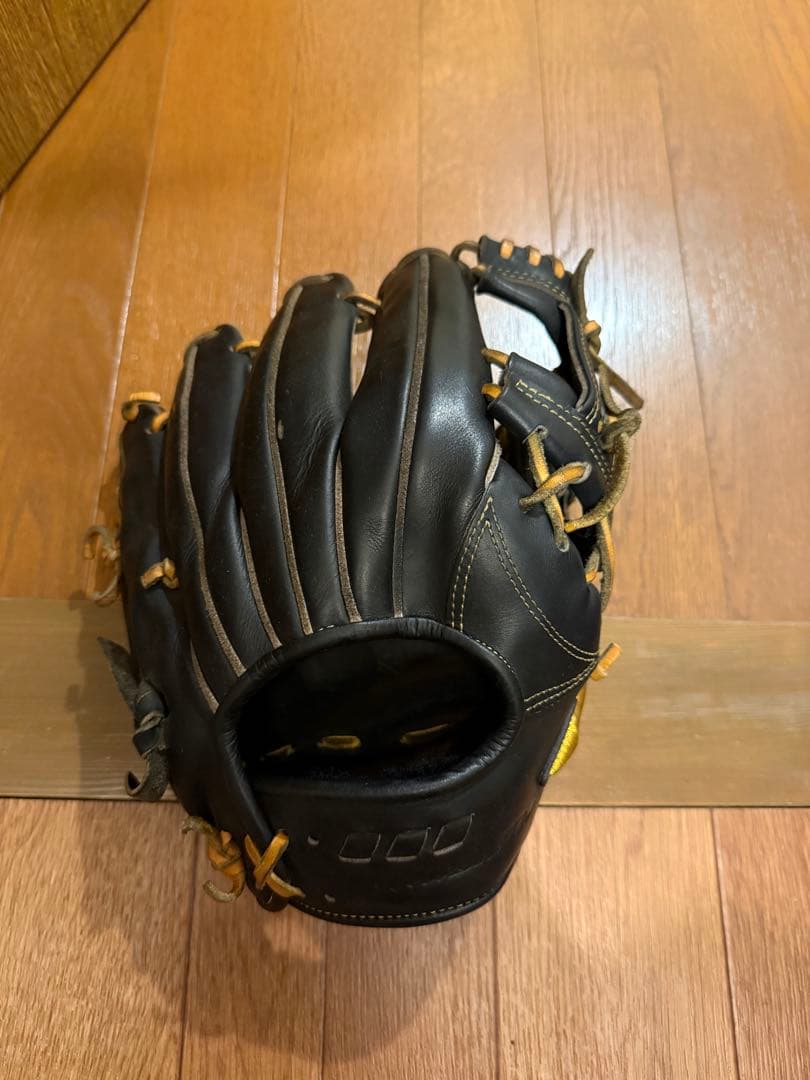 黒いレザー硬式グローブ