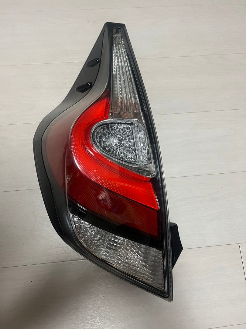 アクア　NHP10 後期純正　配線付き左テールランプ 動作確認済