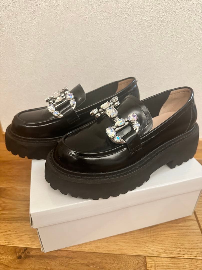 スタッカート　ビジュー付き　ローファー