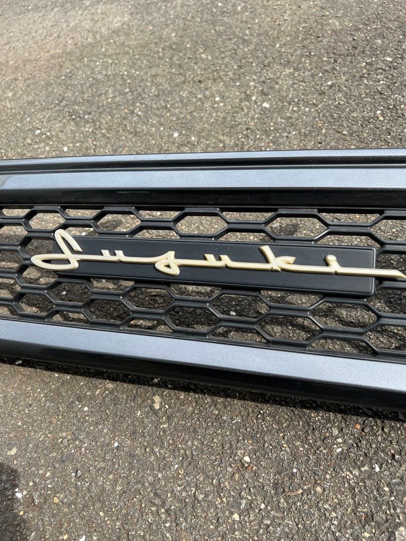 スズキ グリル ブラック ハニカムメッシュ　筆記体エンブレム