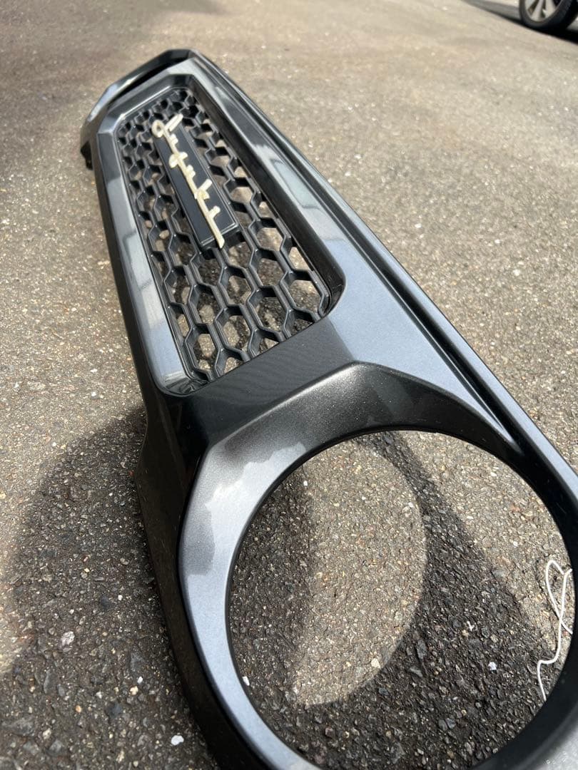 スズキ グリル ブラック ハニカムメッシュ　筆記体エンブレム