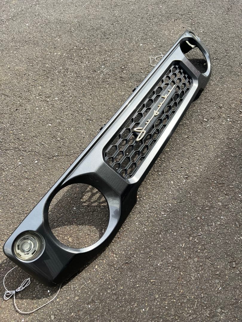 スズキ グリル ブラック ハニカムメッシュ　筆記体エンブレム