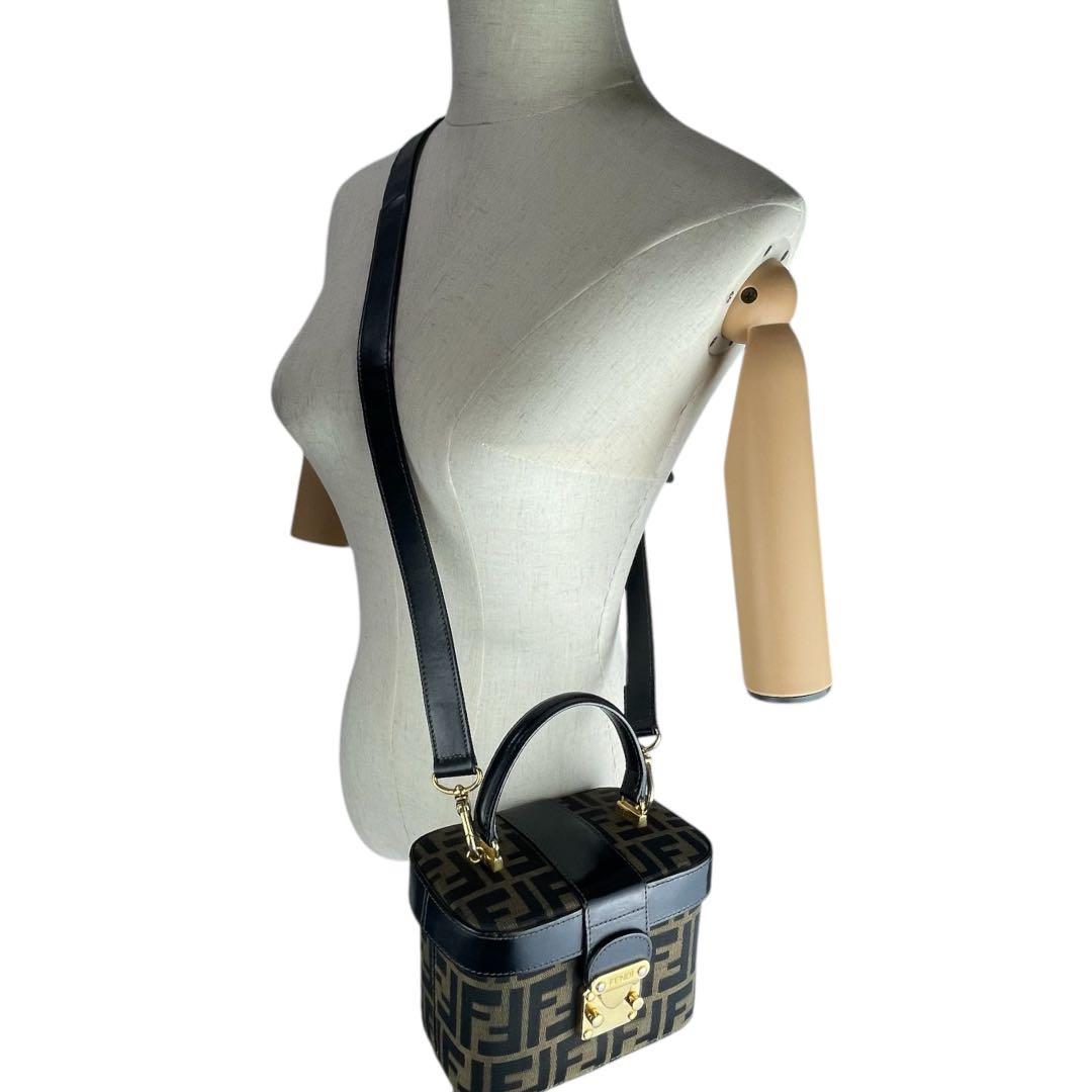 【美品】FENDI フェンディ ズッカ 2way ショルダーバッグ ヴァニティ