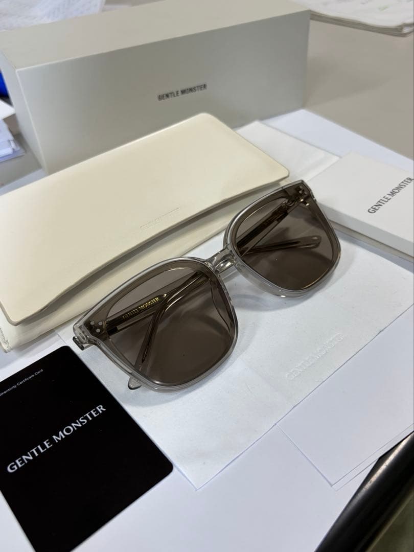 ジェントルモンスター　Gentle Monster BY 灰色　グレー