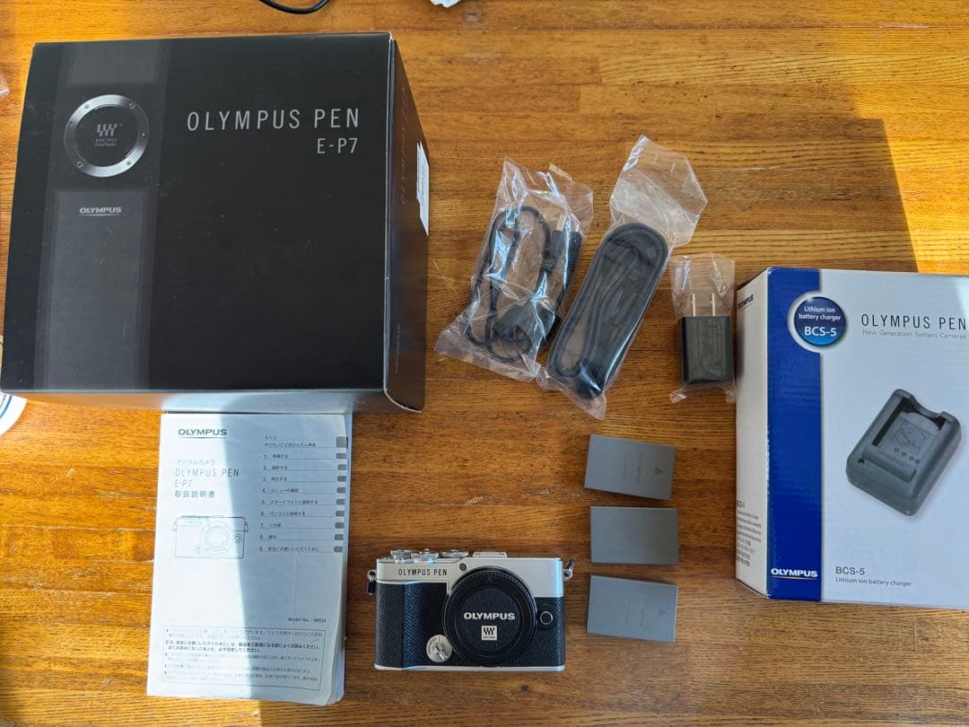 OLYMPUS PEN E-P7＋充電器＋バッテリ３個