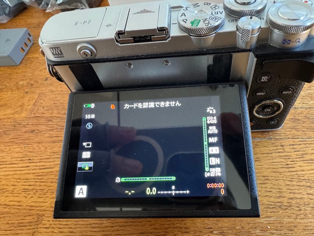 OLYMPUS PEN E-P7＋充電器＋バッテリ３個