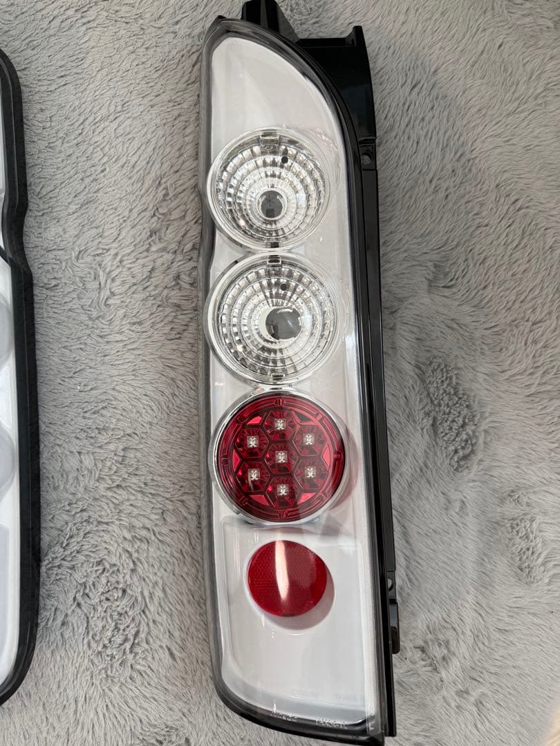 ハイエース200系ユーロテールLEDテールランプ 左右セット クリア/レッド