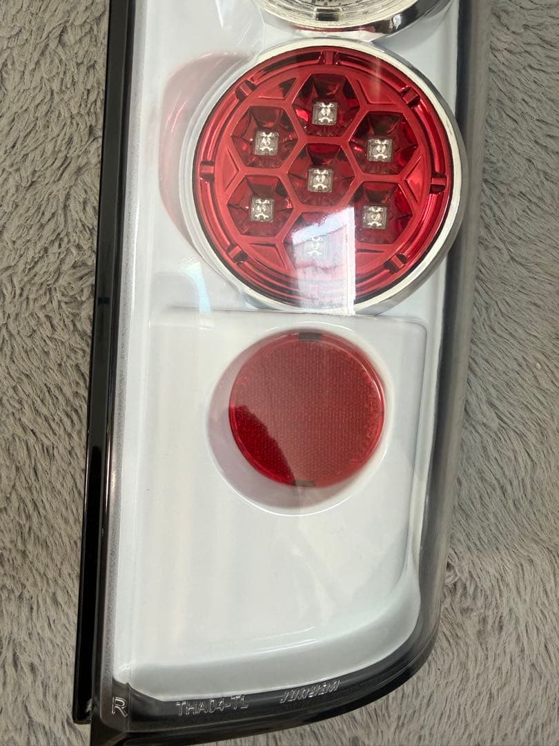 ハイエース200系ユーロテールLEDテールランプ 左右セット クリア/レッド