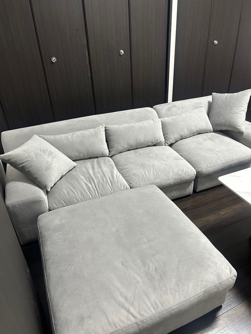 グレー L字型ソファ 5つのクッション付き