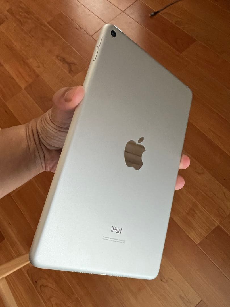 iPad シルバー 7.9インチ　第5世代　mini 64GB Wi-Fi