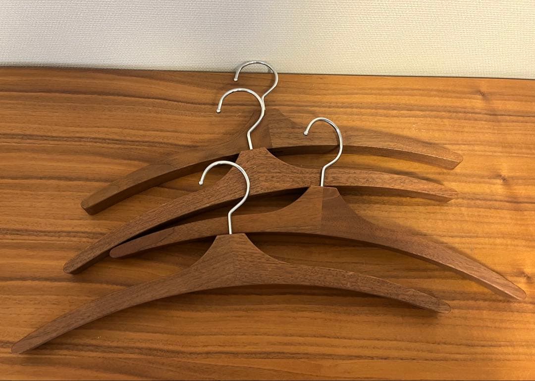 【新品・４本セット】 高級無垢　cosine(コサイン)ハンガー　木製
