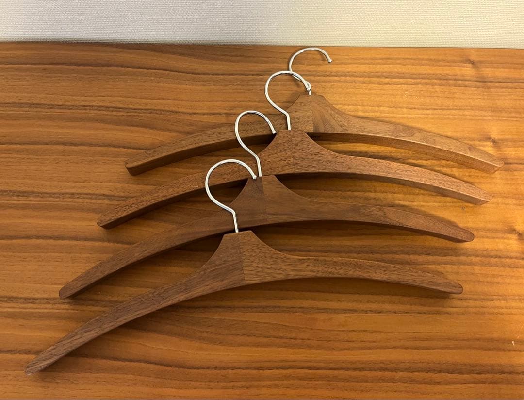 【新品・４本セット】 高級無垢　cosine(コサイン)ハンガー　木製