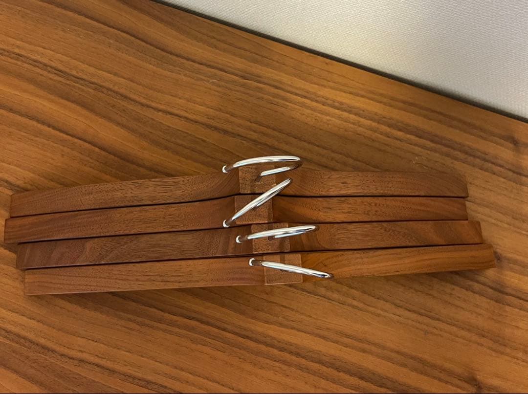 【新品・４本セット】 高級無垢　cosine(コサイン)ハンガー　木製