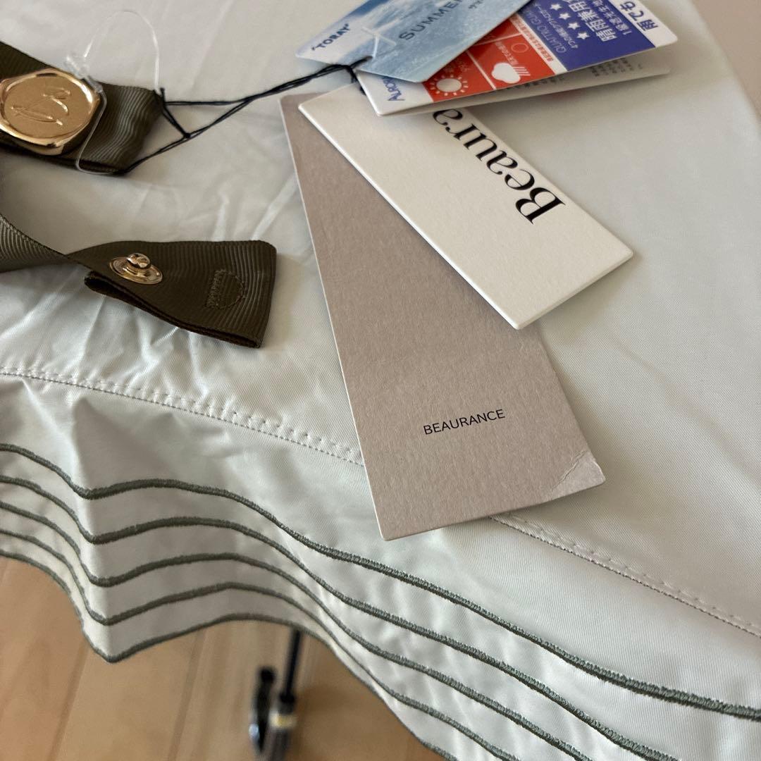 ビューランス　持ち手付き晴雨兼用日傘　ホワイト×カーキライン刺繍