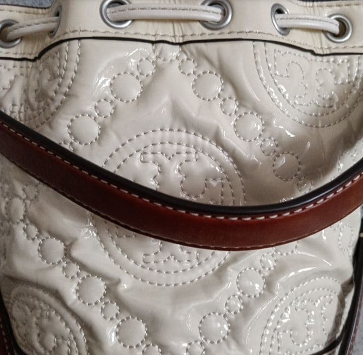 Tory Burch　トリーバーチ Tモノグラム パテントミニバケットバッグ