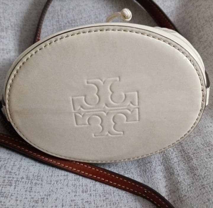 Tory Burch　トリーバーチ Tモノグラム パテントミニバケットバッグ