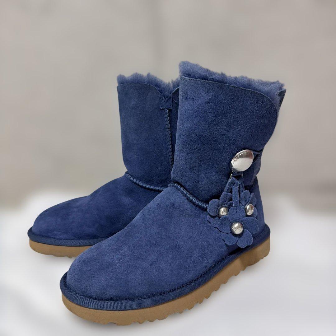 UGG ネイビー ブルーフラワーチャーム付き