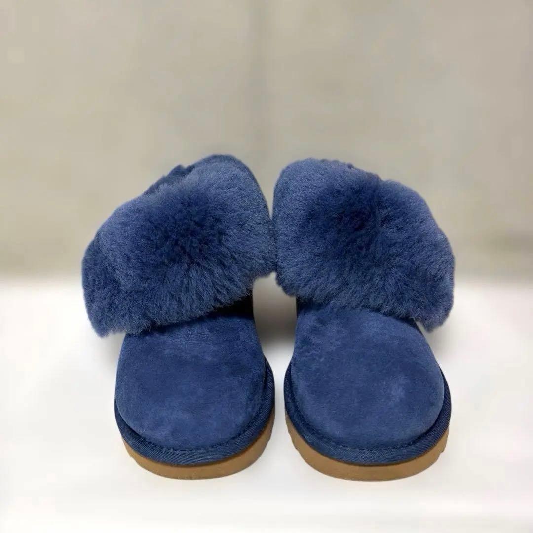 UGG ネイビー ブルーフラワーチャーム付き