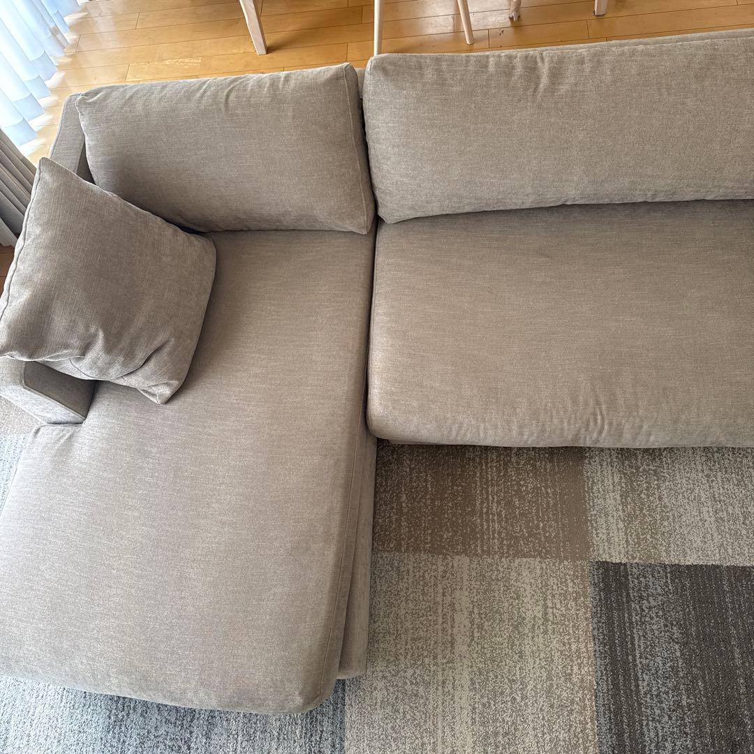 ベージュのファブリックコーナーソファ