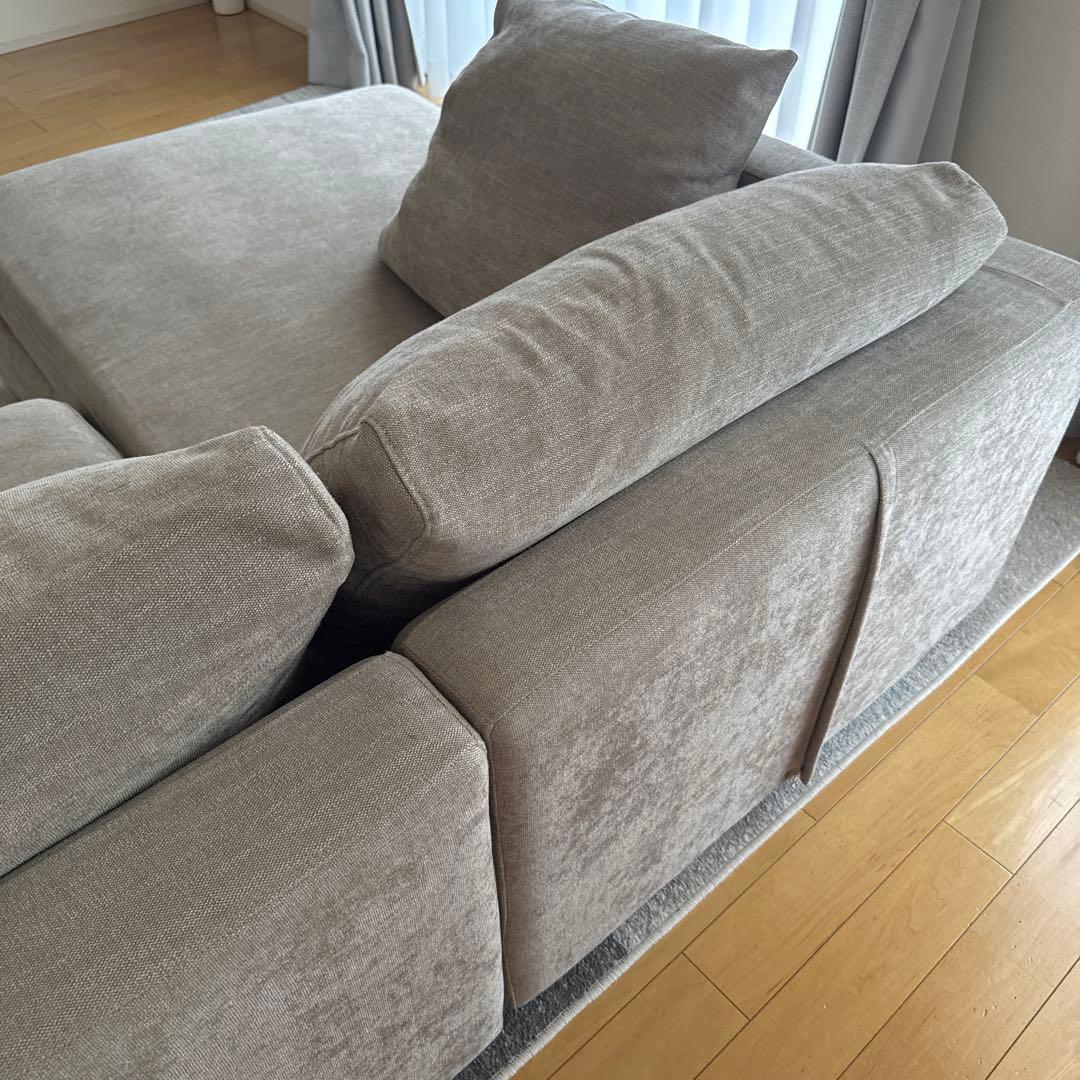 ベージュのファブリックコーナーソファ