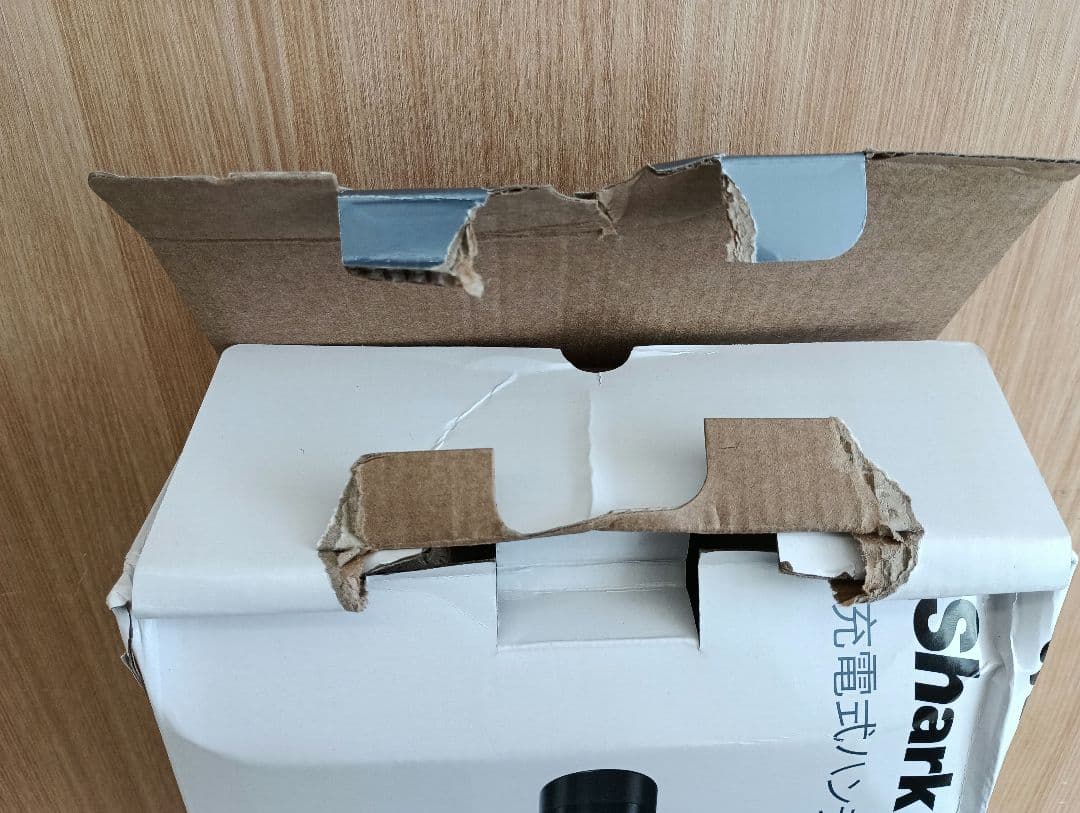 ③SHARK充電式ハンディクリーナー未使用ですが箱ダメージ有り