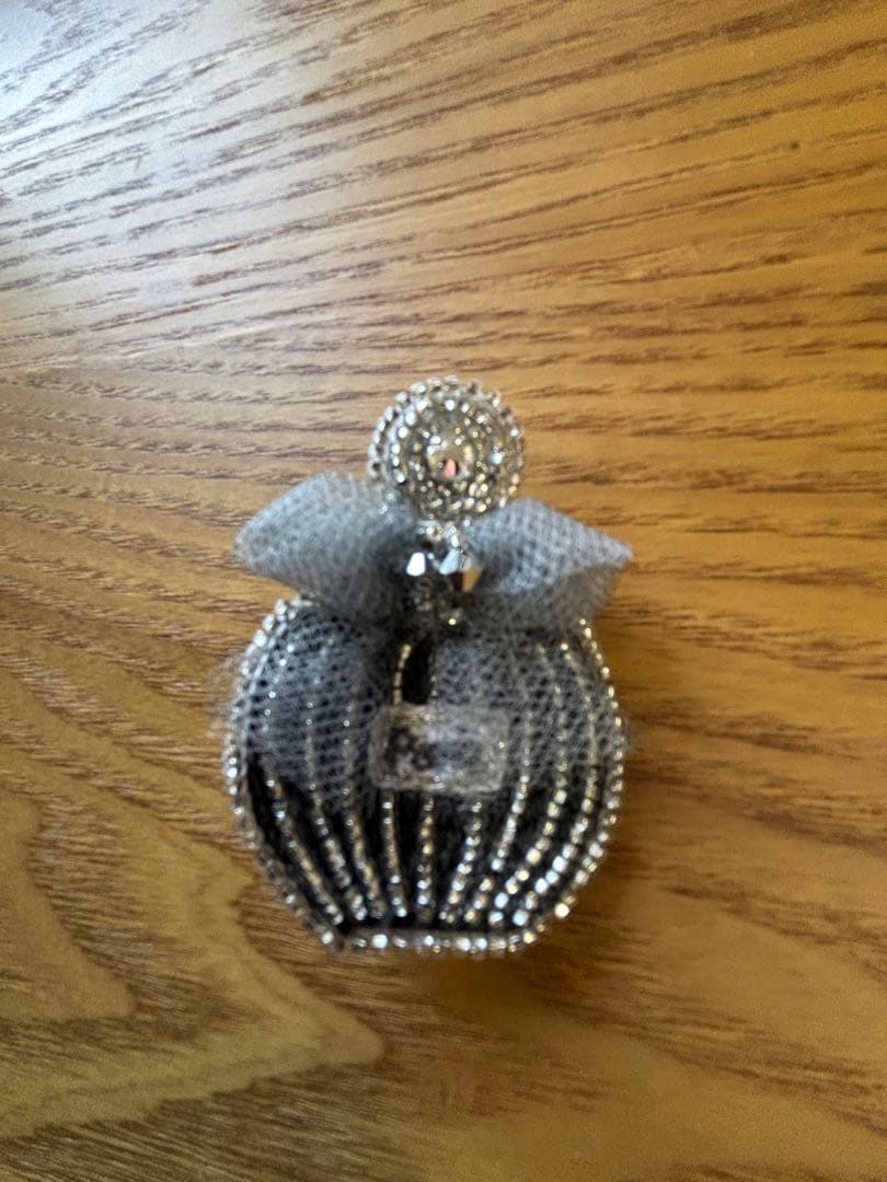 イマナパリ　香水ボトルデザイン ブローチ