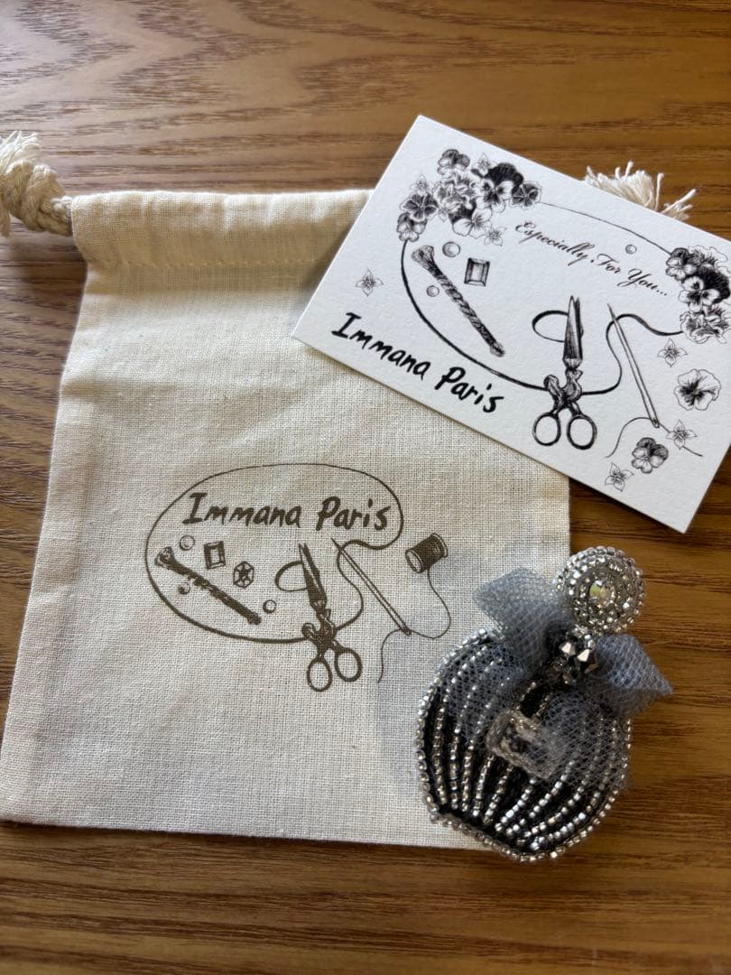 イマナパリ　香水ボトルデザイン ブローチ