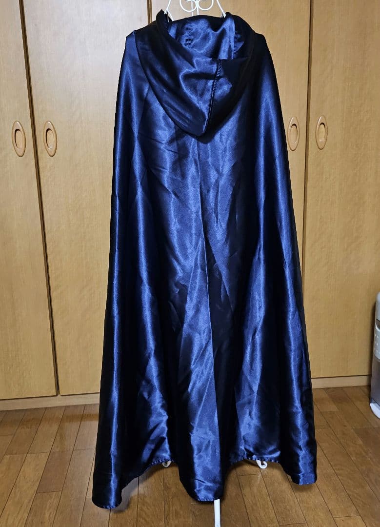 フード付き紺色サテンマント　半円
