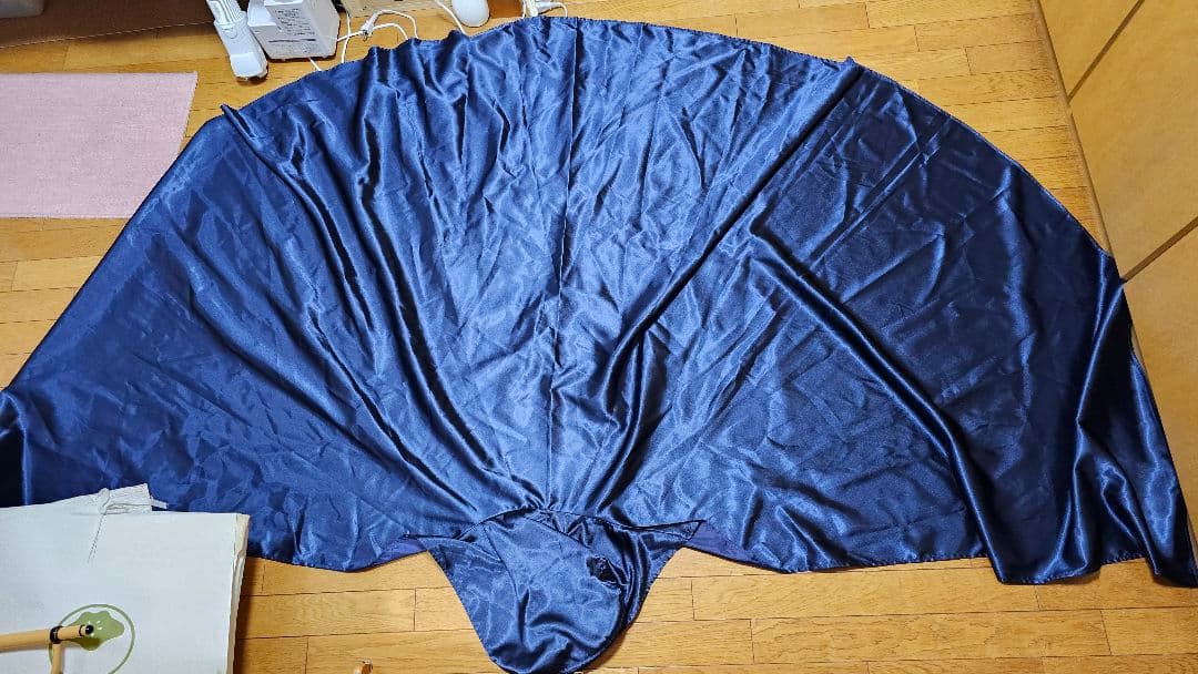 フード付き紺色サテンマント　半円